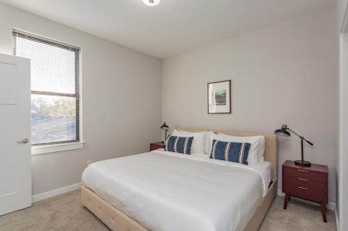 Cozysuites Music Row Stylish 2BR-free parking 14