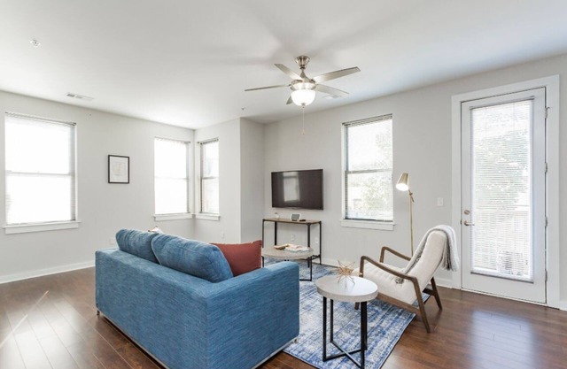 CozySuites Music Row Spacious 2BR free parking 10