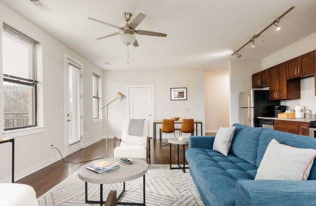 CozySuites Music Row Spacious 2BR free parking 55