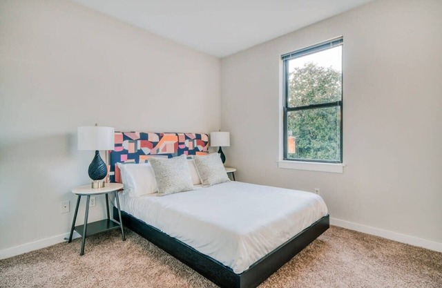 CozySuites MusicRow Classy 1BR with free parking! 24