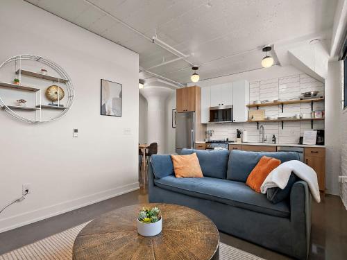 CozySuites NLG - Modern 1BR condo #07