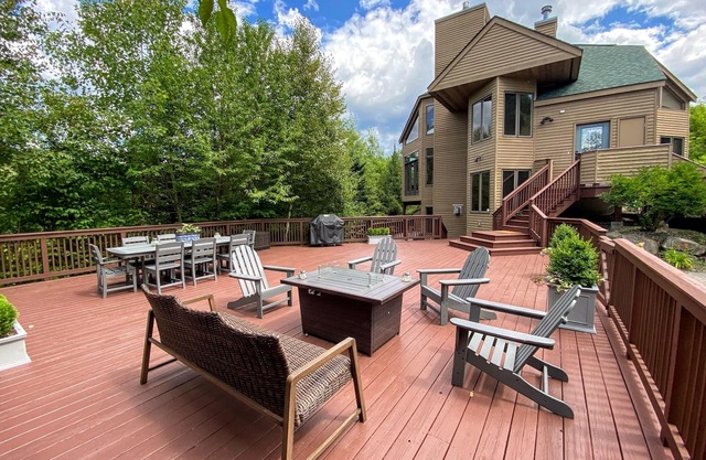 CR1 Luxury ski-in/out, chef kitchen, AC, wifi, large deck with fire pit and Hot Tub! Pool/gym passes