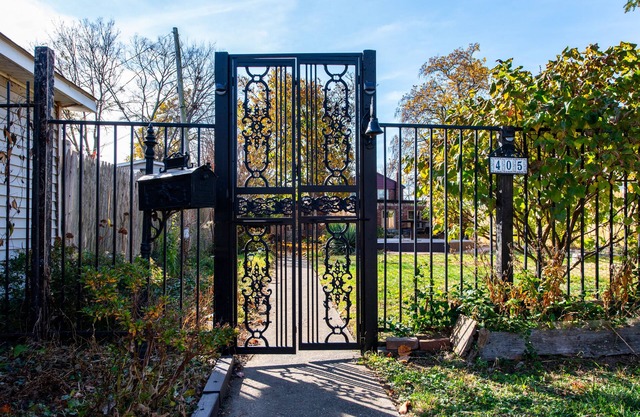 Craftsman Oasis by the River: 3 BR, 3 BA, 2 Kitchens- 2 miles from Louisville!