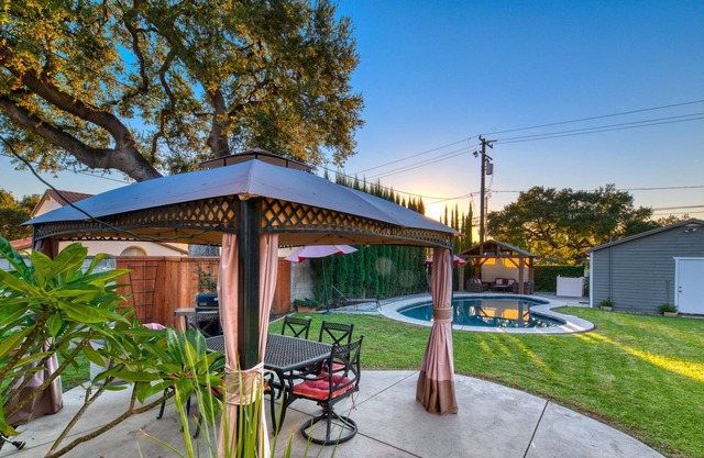 Craftsmen Pool Home Near The Foothills