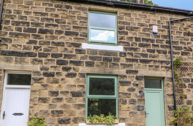 CRAGSIDE COTTAGE, character holiday cottage in Hebden Bridge