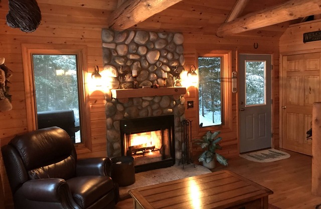 Cranberry Lake Log Cabin, Private! Boat&Canoe,Close to Pic Rocks!