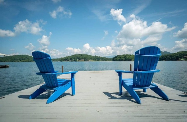 Crane Lakehouse- by Chatuge Home Concierge Fire pit, hot tub, private dock, boat slip