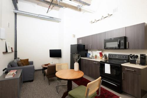 Cream City 2BR Apt - Just 3 Blocks to Fiserv with Gym and Parking