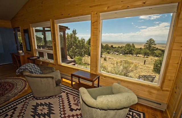 Creative Retreat Cabin and Artist Studio with Amazing Views!