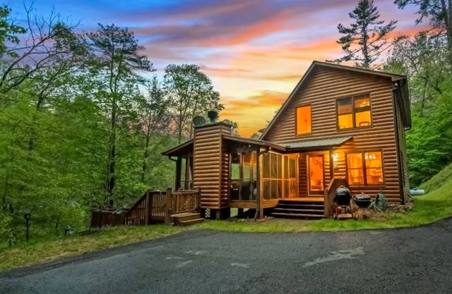Creek Cabin with fenced yard, screened in patio and hot tub