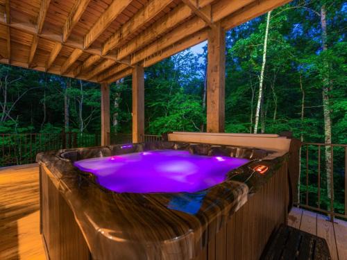 Creek Songs - Hot Tub, Sauna, Game Room, Three Decks, Fire Pit by the Creek - Blue Ridge, GA
