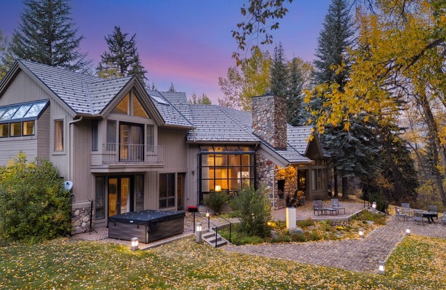 Creekside 4-bedroom 6.5 bath house in charming Beaver Creek with Hot Tub