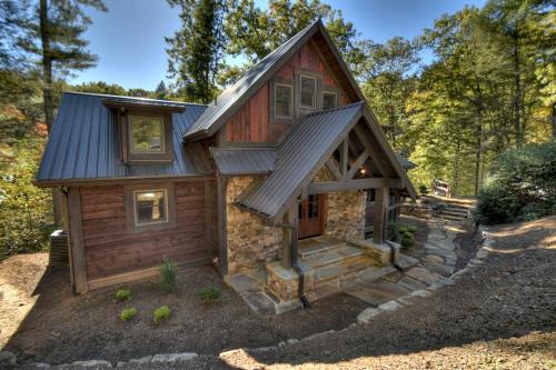 Creekside Bend - Creekfront on Fightingtown Creek - Hot Tub, Outdoor Fireplace, Game Room, Views, Creekside Fishing Access - Fig