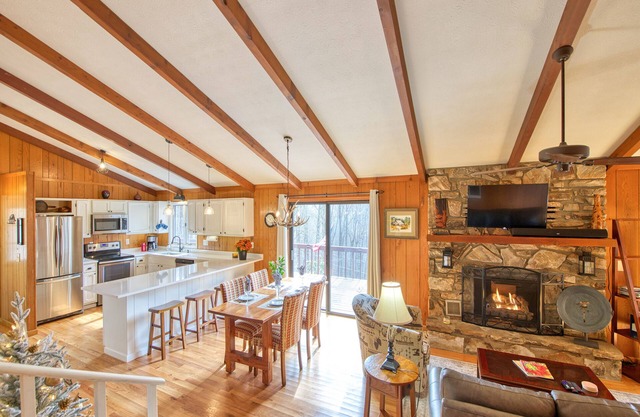 Creekside Cabin in Maggie Valley Country Club with Club Pool access -2 King beds