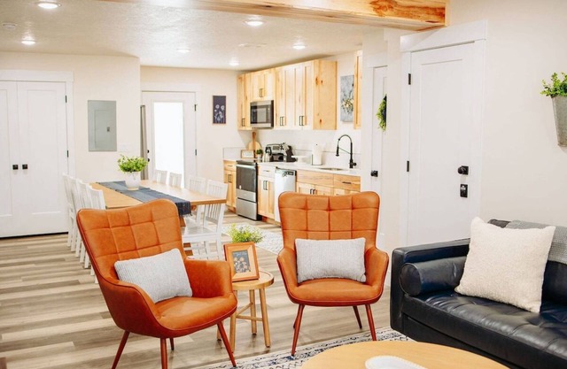 Creekside Cabins- Birch, stylish stay w views