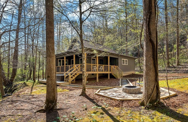 Creekside Cottage - Hot Tub, Creek, Fire Pit!
