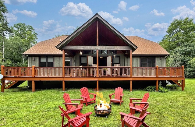 Creekside Cradle: A cozy 3-bedroom retreat in Highlands, NC with mountain and water views.