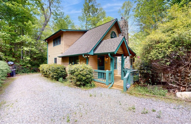 Creekside, family-friendly cabin w/a private hot tub, game room, & firepit