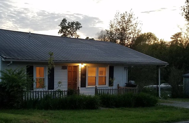 Creekside Farm House, 4 Brms, 2 Ba, screened porch, 3.5 miles to Cummins Falls