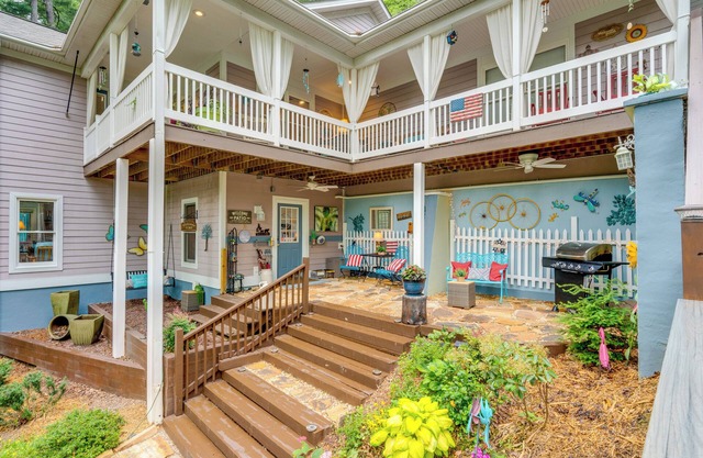 Creekside Hendersonville Haven: Hot Tub & Fire Pit