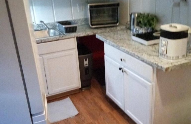 "Creekside Retreat: Cozy 2-Bedroom Haven with Scenic Views"