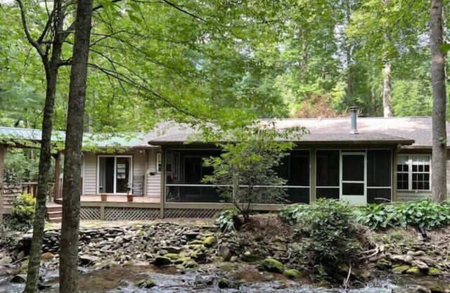 Creekside Retreat* wineries*hiking*fishing,