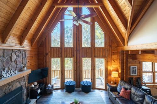 Creekwood Chalet - Hocking Hills with Hot Tub and Near Hiking