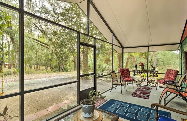 Crescent City Hideaway w/ Screened Porch!