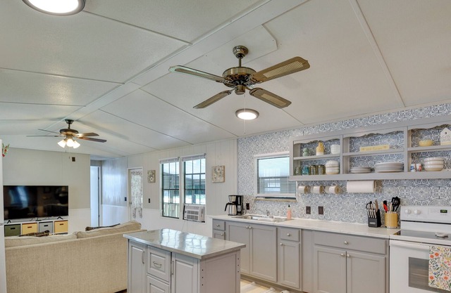 Crescent City Home w/ Patio, Near St Johns River!