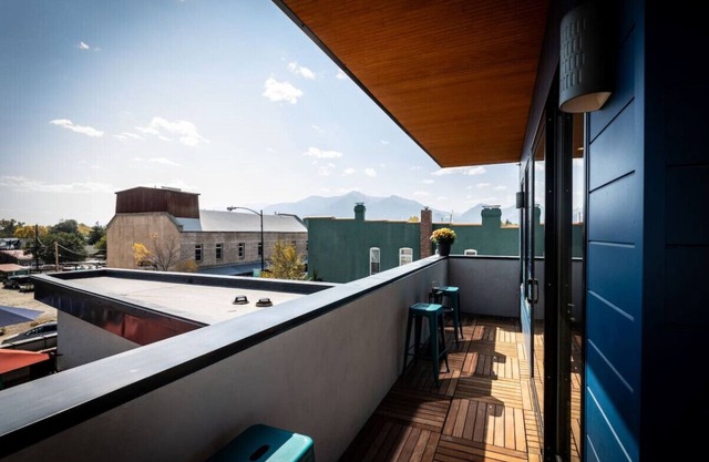 Crow's Nest Penthouse-BRAND NEW- Main Street