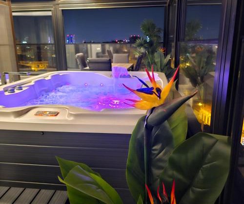 Crown Penthouse - Luxurious, Spa & Vista
