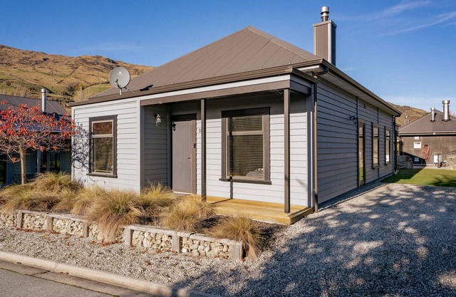 Crown Range Cottage - Cardrona Holiday Home