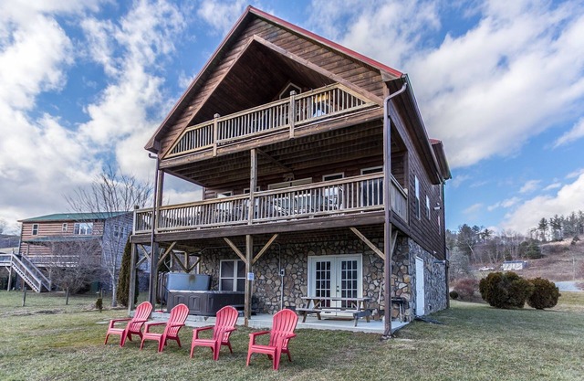 Cruizin River Dreams- River front, fire-pit, hot tub, pool table
