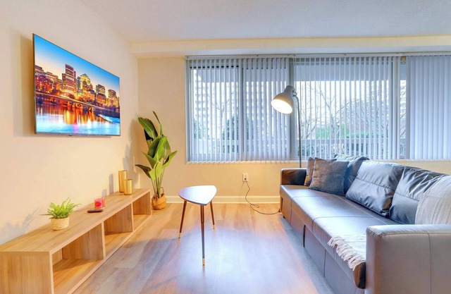 Crystal City Apt with Gym & Pool