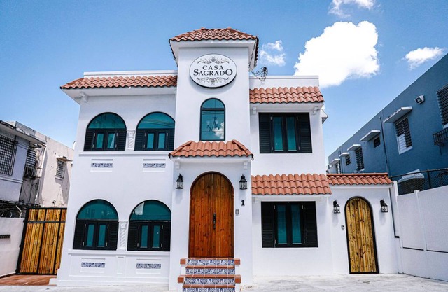 CS1- Immaculate Colonial Villa with King Bed, Generator & Private Parking
