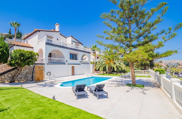 Cubo's Beach Front Villa Benalmadena/close to beach/private pool/air conditioning