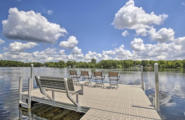 'Cumberland Retreat' w/Lakefront Yard & Dock