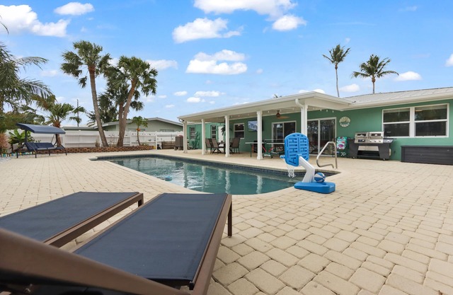 'Cup of Sea' Heated pool house! 5 min walk to the Beach.