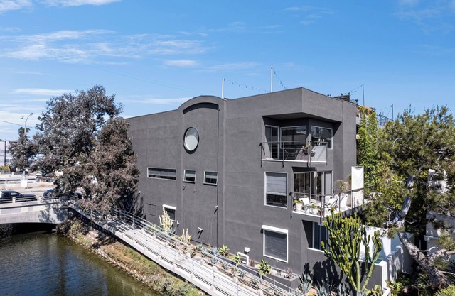 Curated Venice Canals Hideaway – Live Inside a Private Gallery