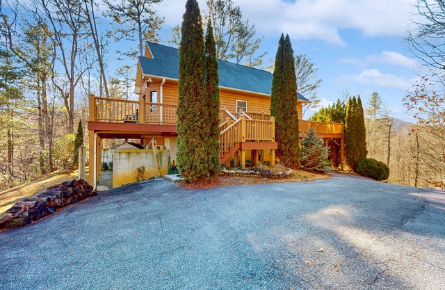 Custom-built cabin with wrap-around deck, fireplaces, & mtn views - dog-friendly