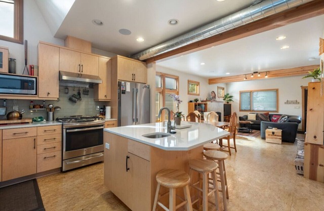 Custom Charm! Central - Office & Peaceful yard!