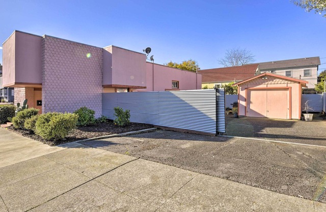 Custom Home w/ Courtyard in Downtown Vallejo!
