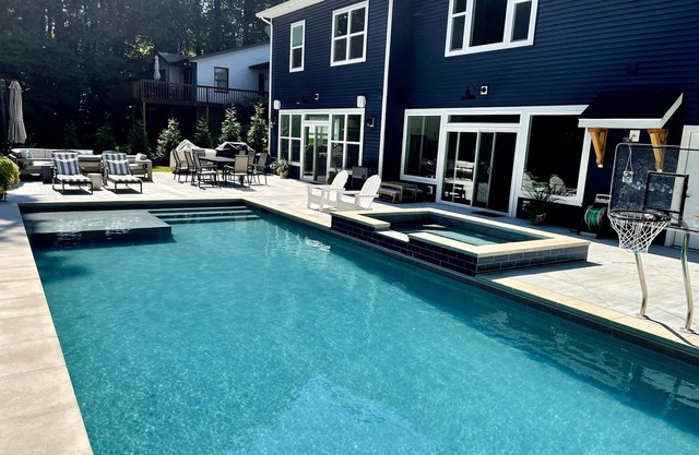 Custom Luxury Home! Huge heated pool, hot tub, all sports lake, min to Saugatuck