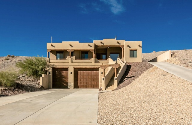 CUSTOM Luxury Home, Designer Infinity Pool/Spa, Backyard Entertaining Area.