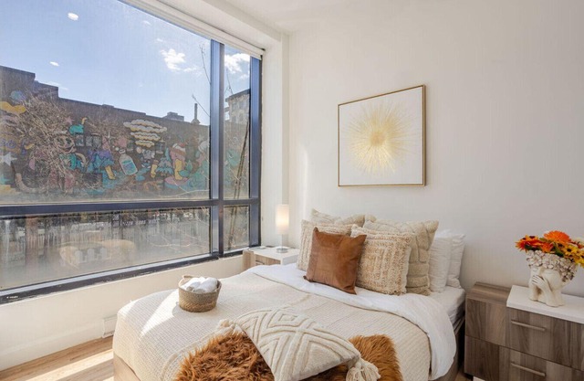 Cute 1BDR Apt on Bishop St- Heart of MTL