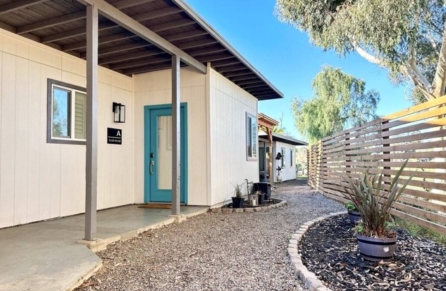 Cute 2-BR house with stunning golf course views from the backyard!