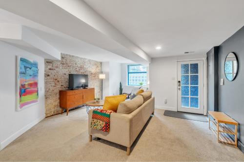 Cute and Charming 1BR in Fantastic Location townhouse