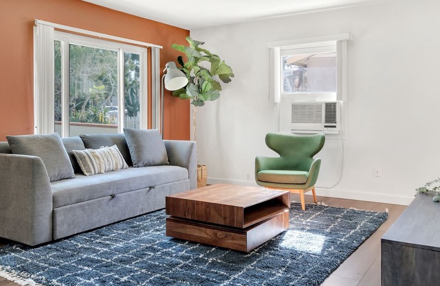 Cute and Cozy 5 min to Colleges