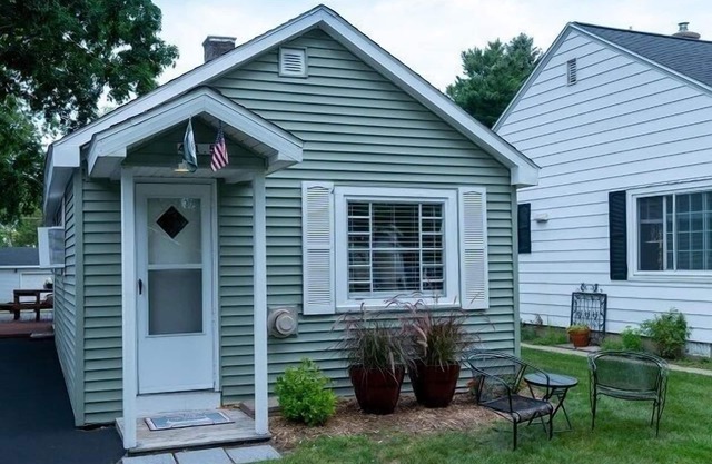 Cute and Cozy home located in the heart of Ludington, near Lake Michigan!