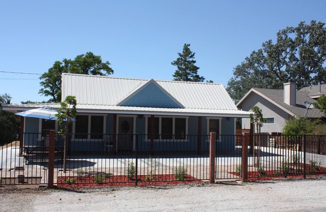 Cute and cozy two bedroom house in beautiful downtown Templeton California. .